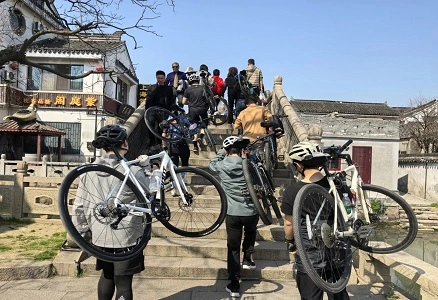 长鹰生活| “鹰之羽”挥拍，“鹰之骑”追风