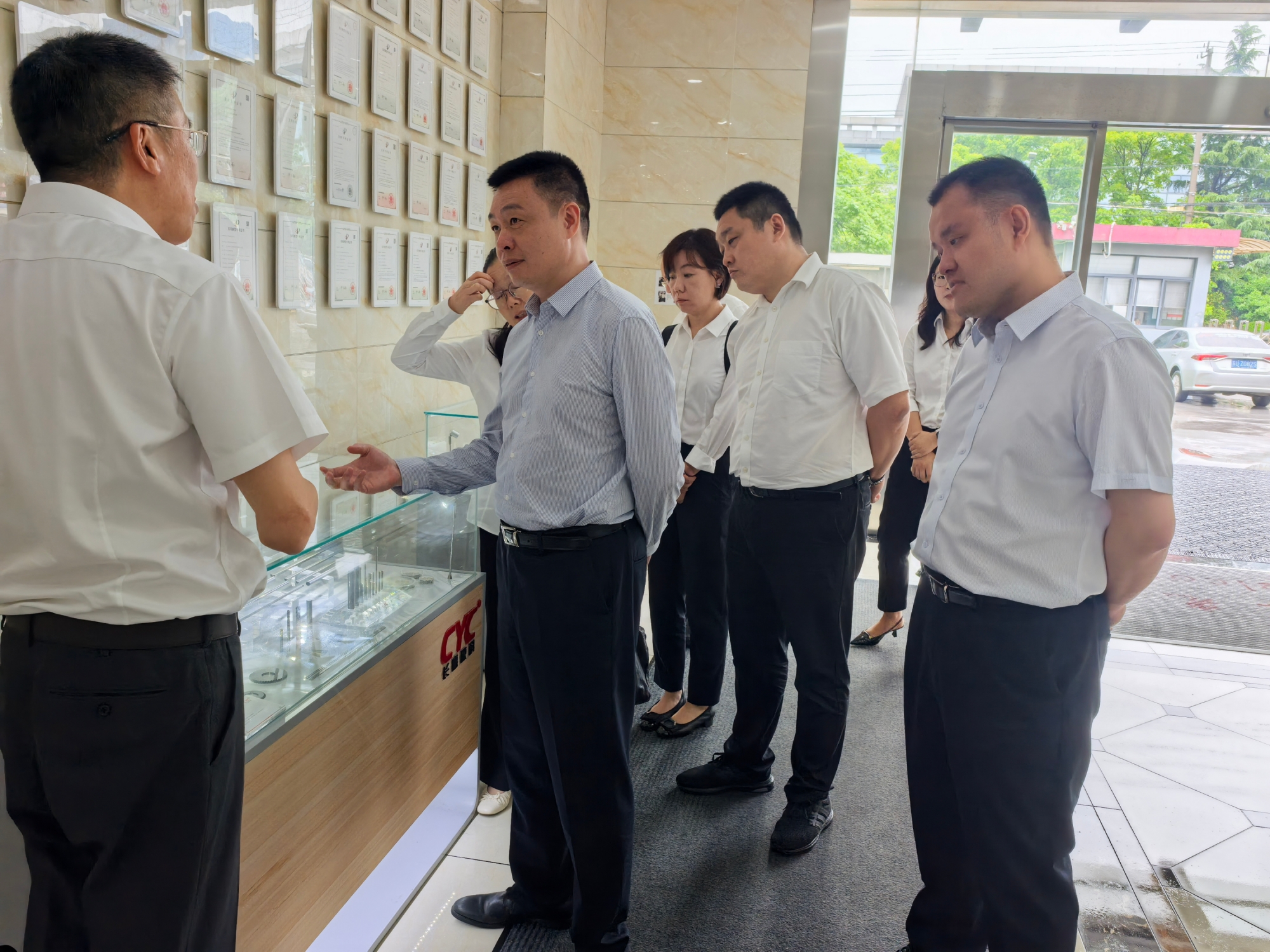 中钨高新领导到访长鹰硬科.jpg